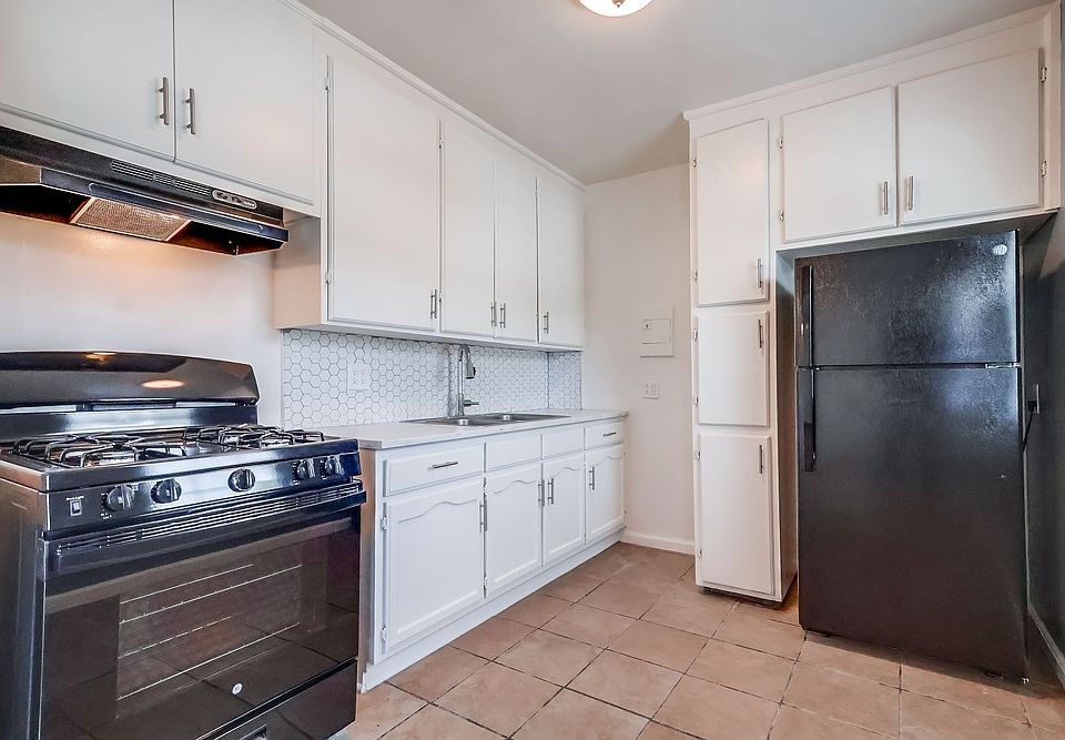 1st image of 2425-2431 S Ridgeley Dr #7