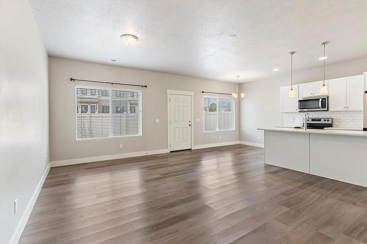 3 bed, 2.5 bath, 1689 sqft, $2,200 — Photo 4