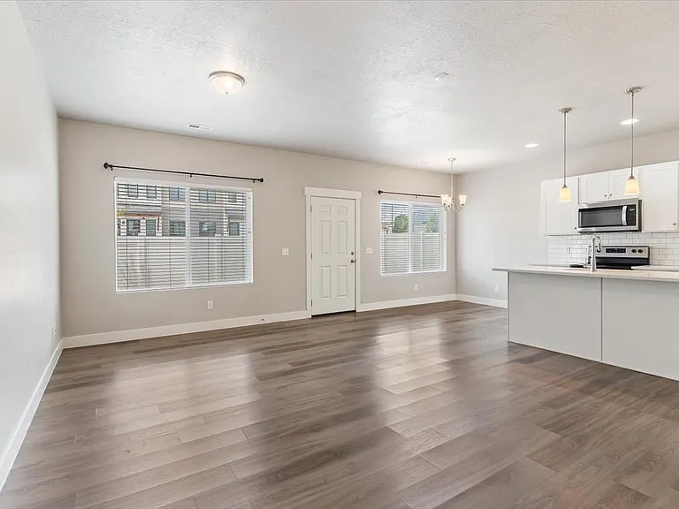 423 E Penny Ln — Photo 4