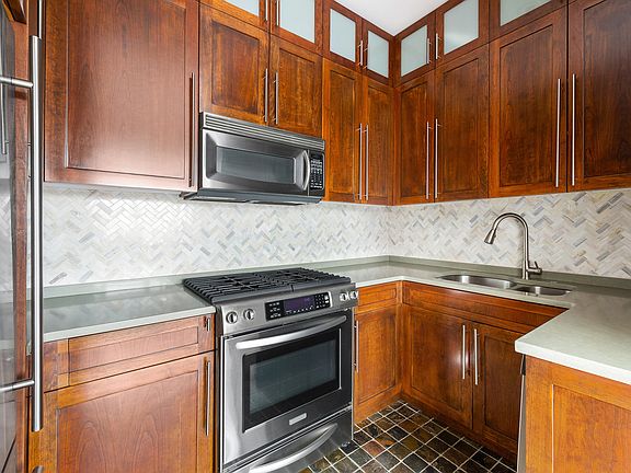 3rd image of 35 Bethune St Ph C