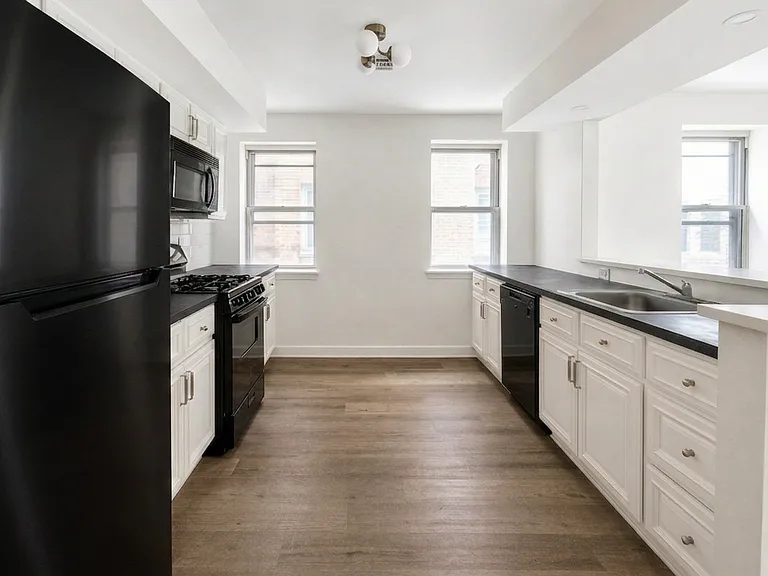 Walnut Court Apartments — Photo 8
