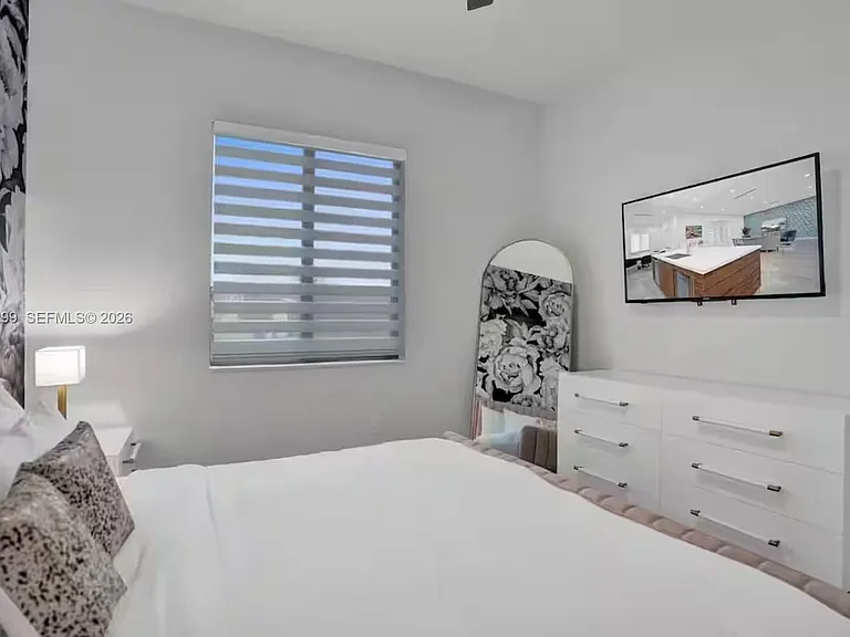 1930 SW 36th Ave — Photo 14