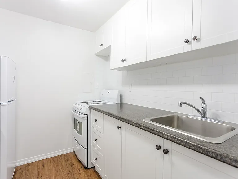 285 Loretta Ave S — Photo 10