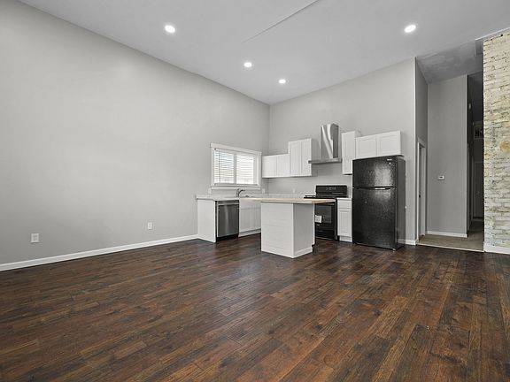 5th image of 1363 Blaine Ave