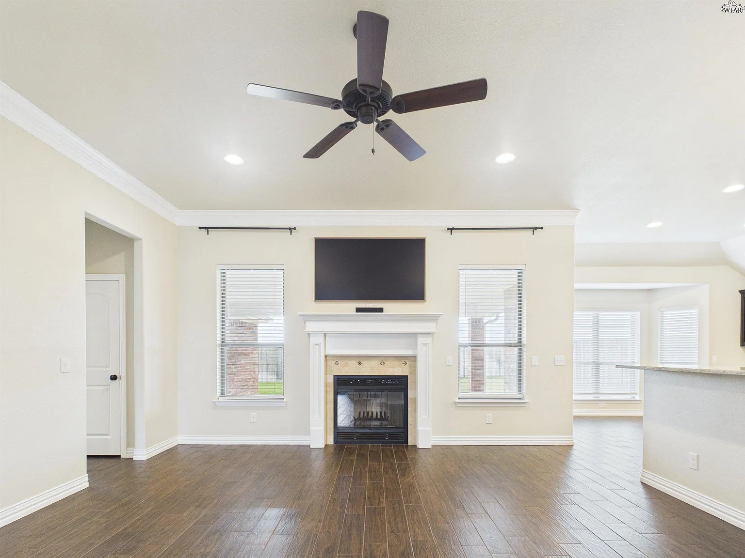 4 bed, 2.0 bath, 1922 sqft, $3,100 — Photo 4