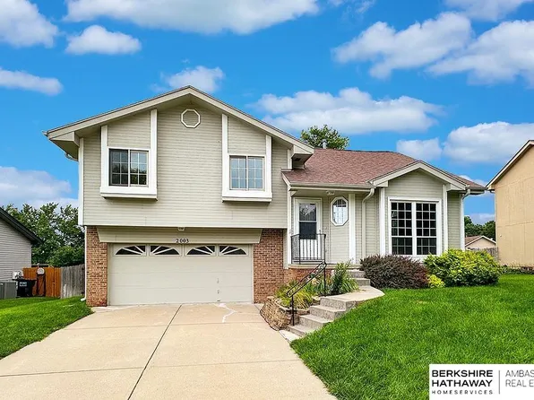 2003 Queen Dr, Papillion, NE 68046