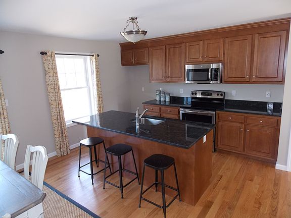 4th image of 46 Woodshire Cir