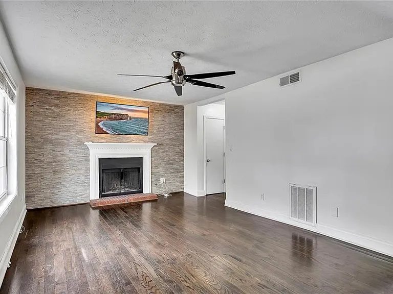 635 Anderson Walk — Photo 6