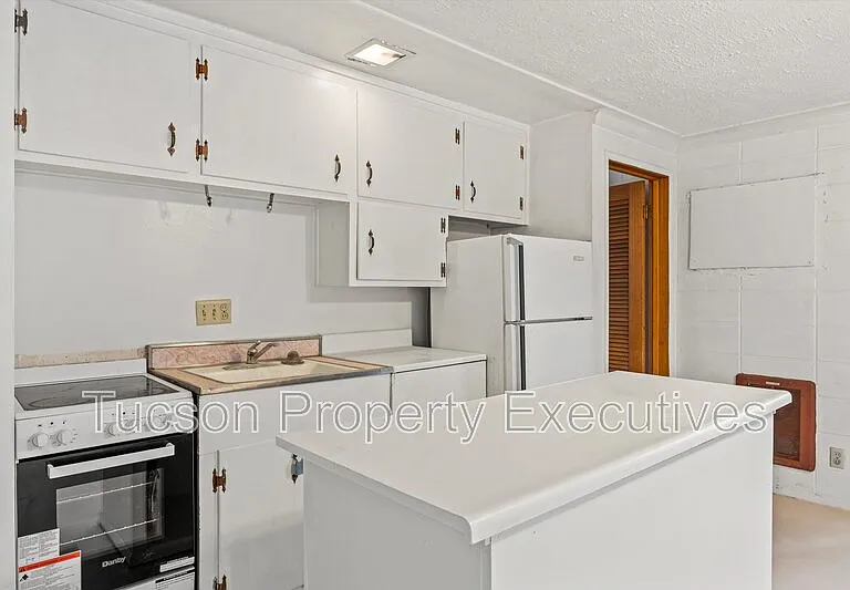 802 N Alvernon Way E — Photo 1