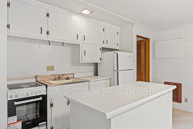 1st image of 802 N Alvernon Way E