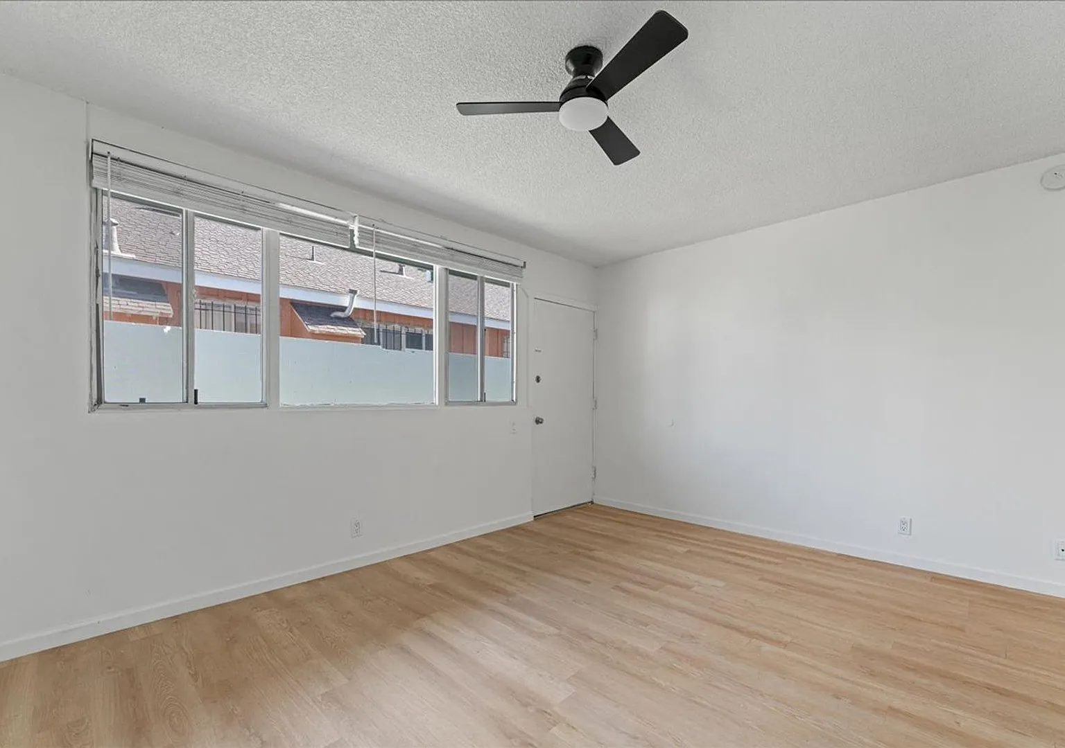 Beautiful Long Beach Apartment! — Photo 2