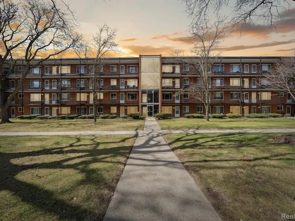 2925 W 13 Mile Rd APT 207, Royal Oak, MI 48073