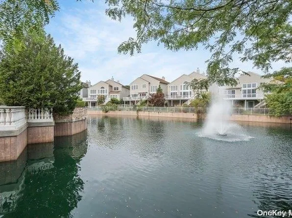 210 Carriage Lane #234, Plainview, NY 11803