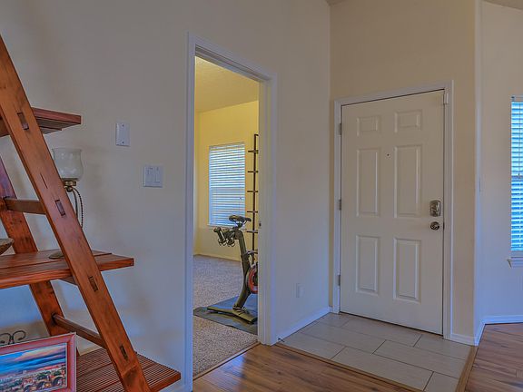 4th image of 7215 Tricia Rd NE