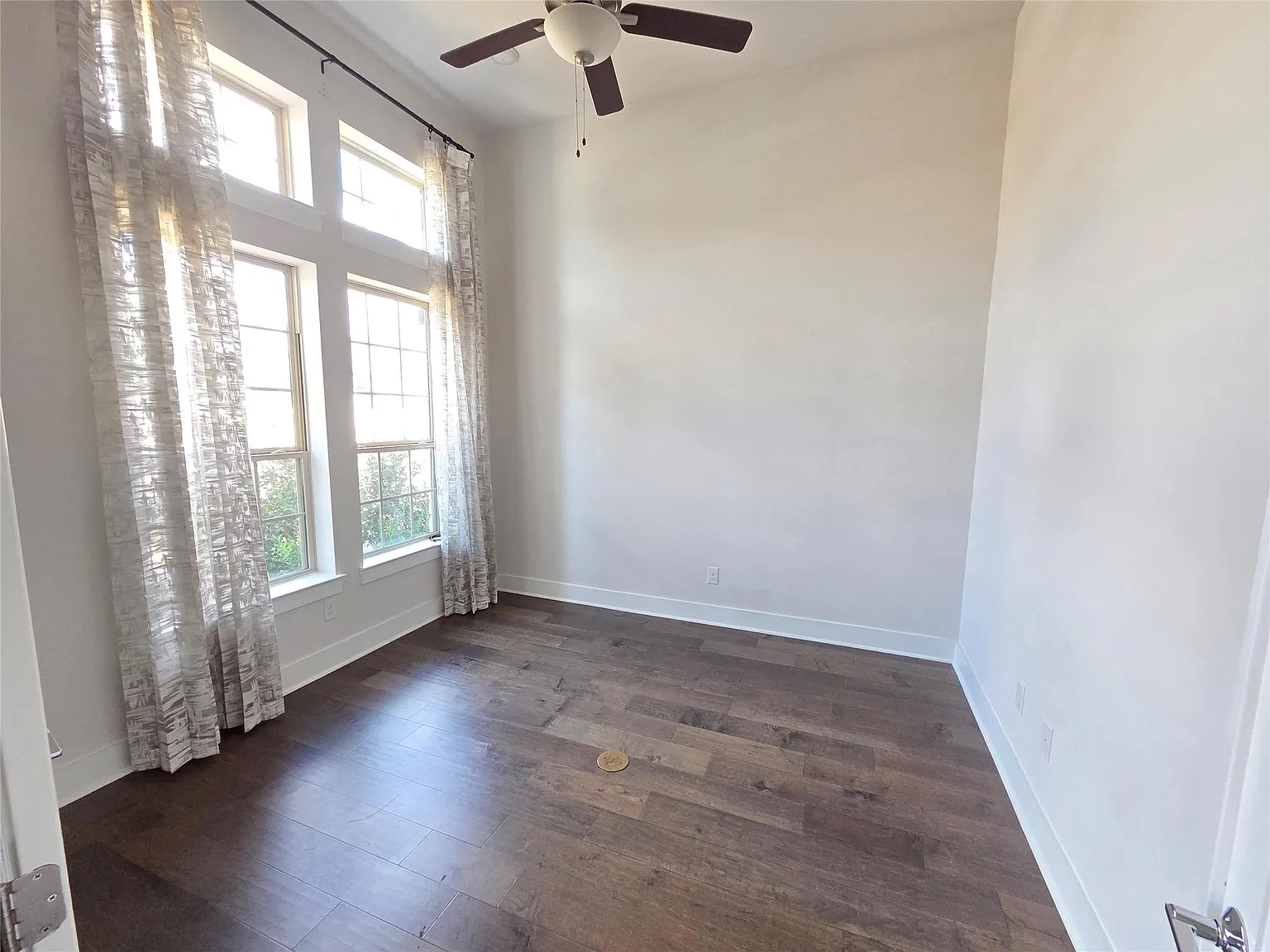 5 bed, 4.5 bath, 3718 sqft, $3,995 — Photo 4
