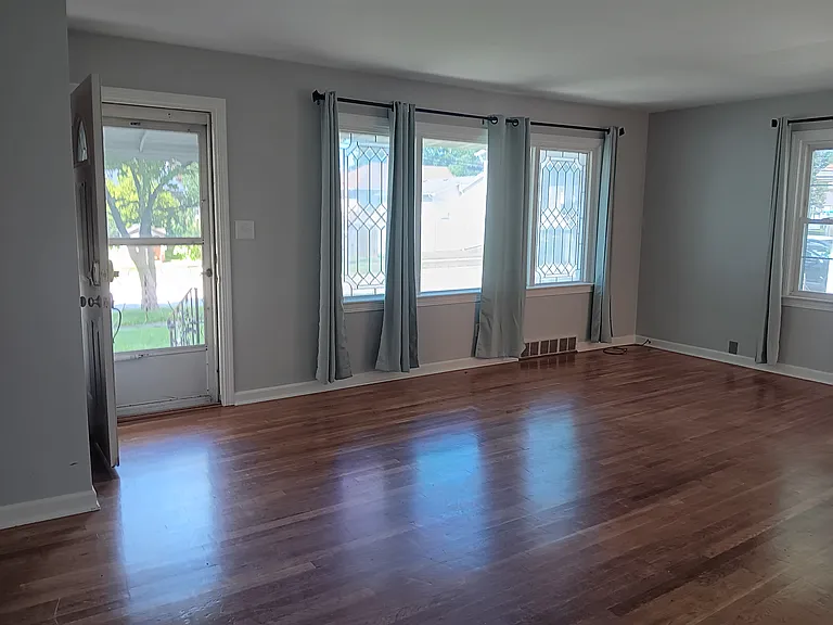 1130 Phelps Ave — Photo 2