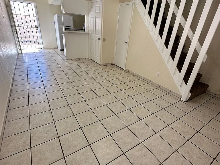 Spacious 2 Bedroom Apartment with Private Backyard — Photo 2
