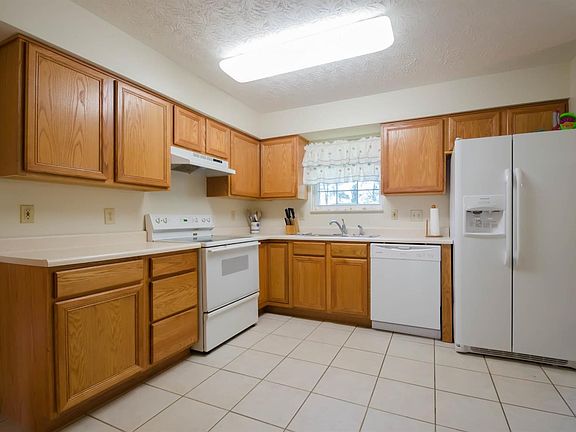 3rd image of 661 Parkland Dr