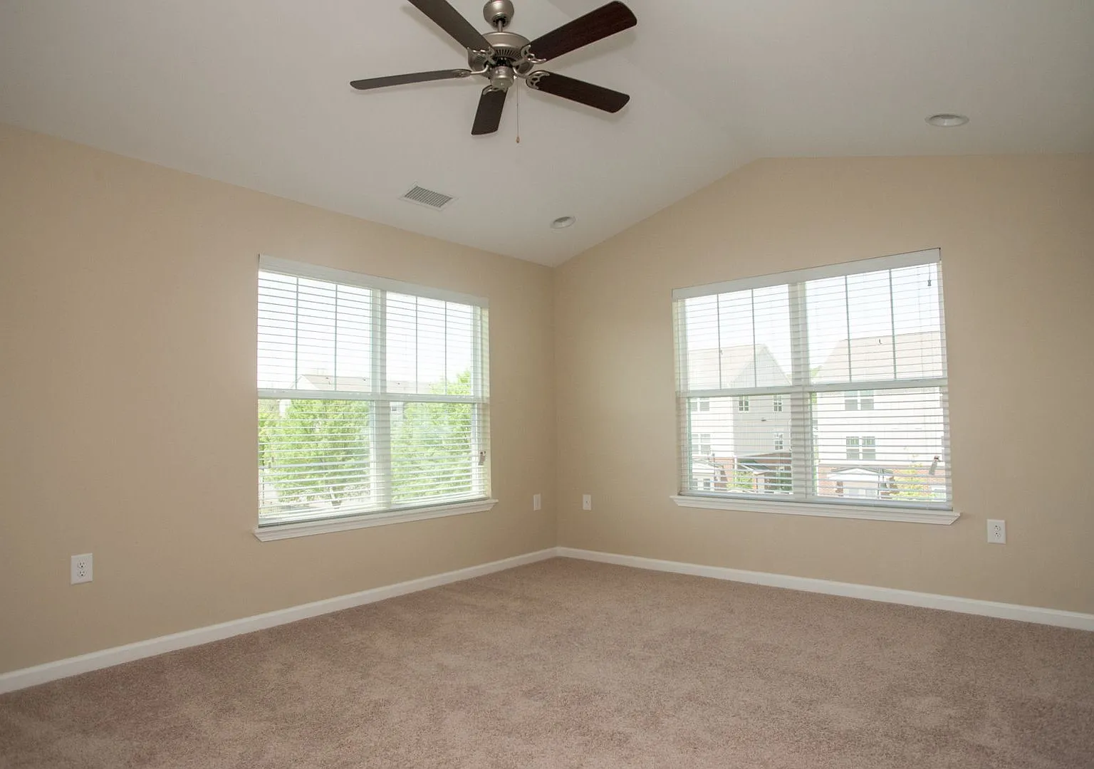3 Bedroom Townhouse At The Woodlands - End Unit * Only $500 Deposit - End Unit- 1 Month Free — Photo 4