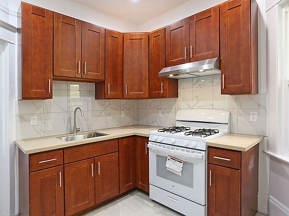 5th image of 2230 Mission St APT 6