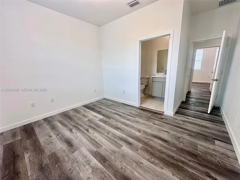 540 NE 5th Ln — Photo 4