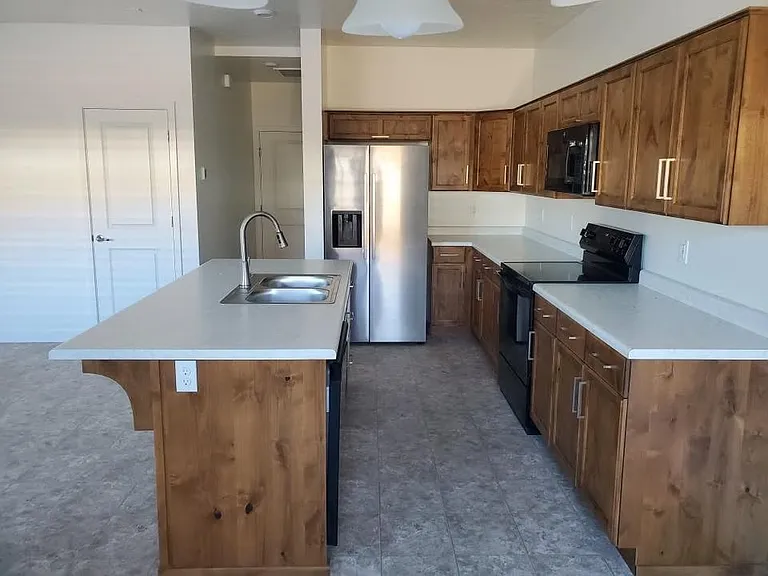 440 S Riverbed Dr — Photo 2