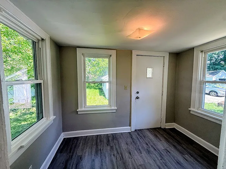 751 Merton Ave — Photo 9