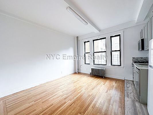 4th image of 325 W 77th St #4D