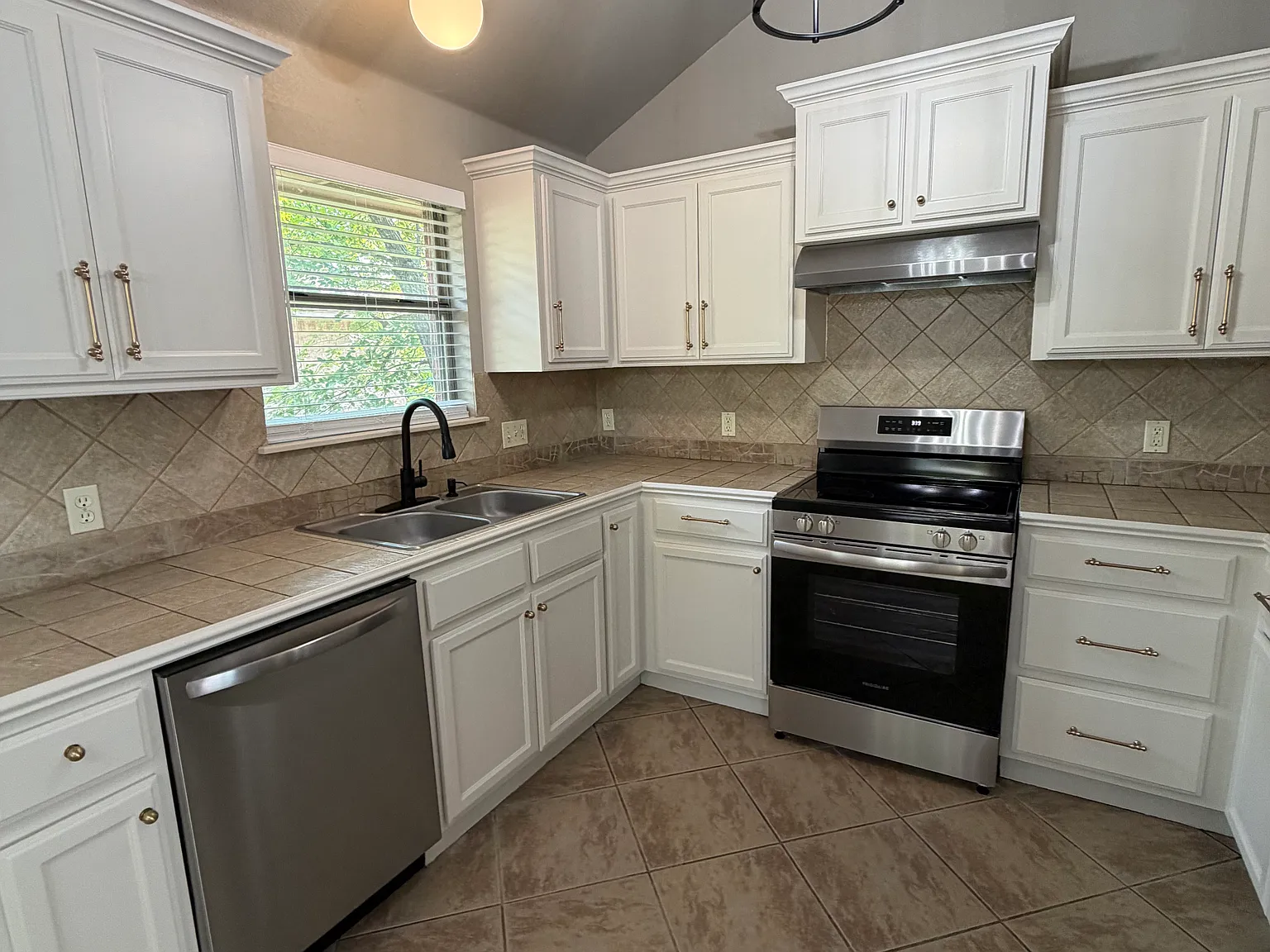 3 bed, $1,800 — Photo 3