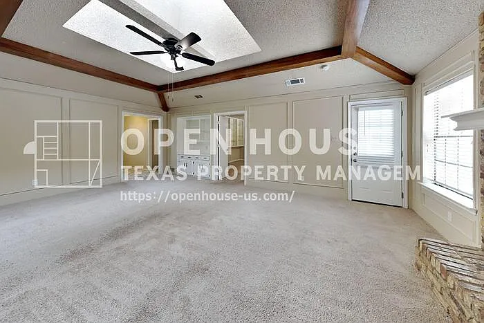 2304 Tamarisk Dr — Photo 4