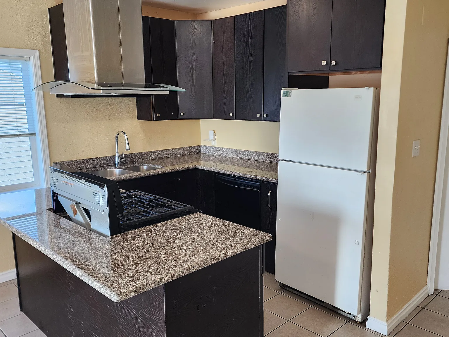 2 bed, 923 sqft, $2,200 — Photo 3