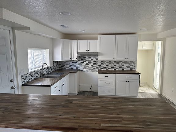3rd image of 924 W 10th St