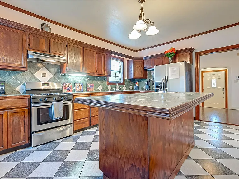 2412 Oakdale St — Photo 17