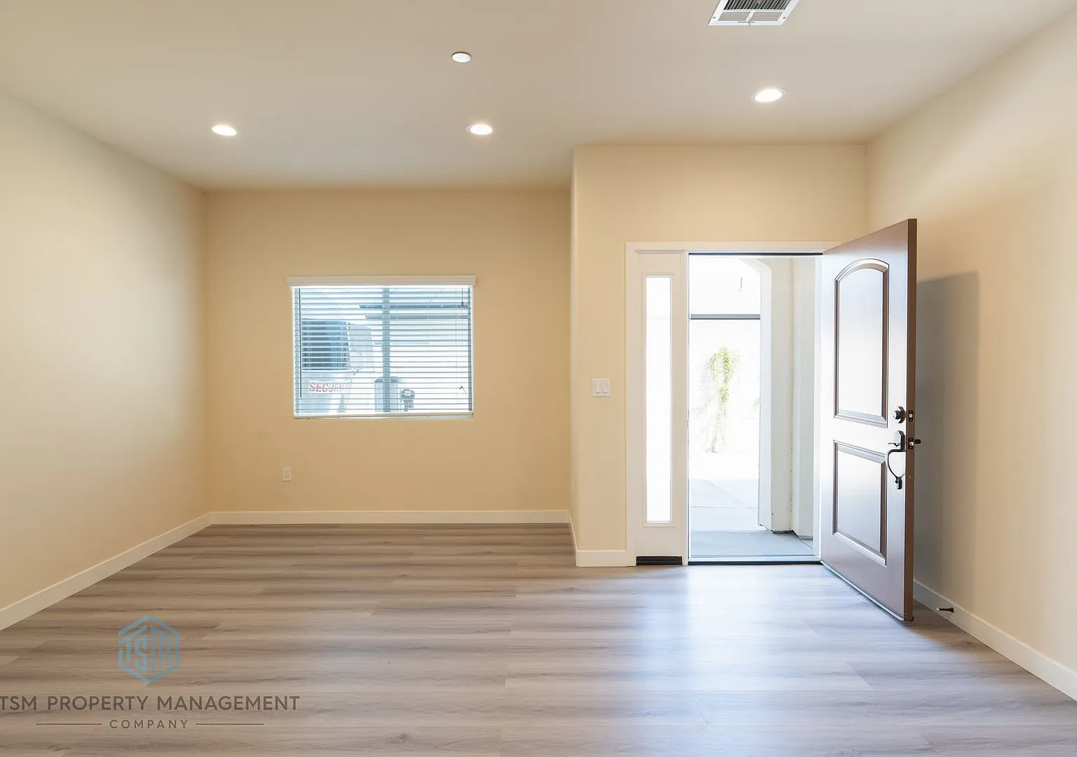 405 Genoa St — Photo 4
