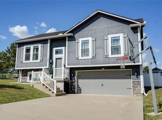 302 NE 5th St, Oak Grove, MO 64075