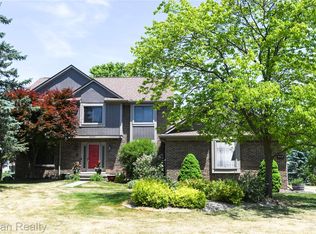 22200 Heatheridge Ln, Northville, MI 48167