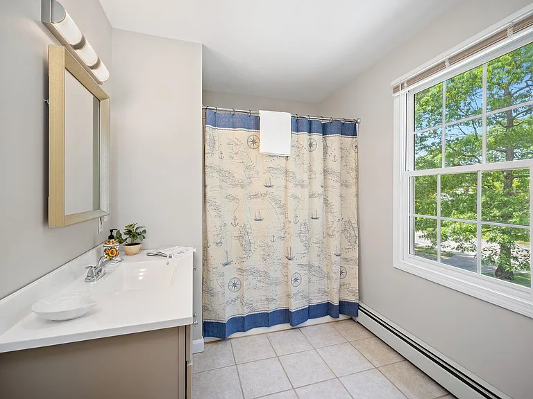 2nd floor shared bathroom with green & blue rooms.