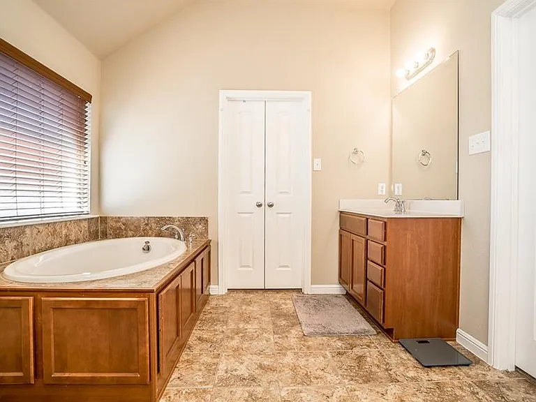 1405 Nightingale Dr — Photo 6