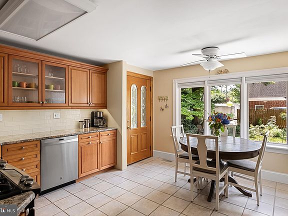 5th image of 18 Oakview Ave