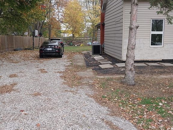 3rd image of 1071 Southcote Rd