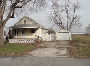 325 E Chestnut St, Paxton, IL 60957