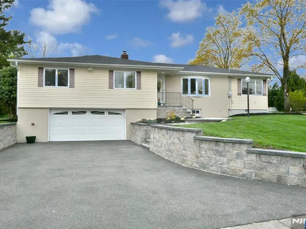 27 Oakdale Ct, North Haledon, NJ 07508