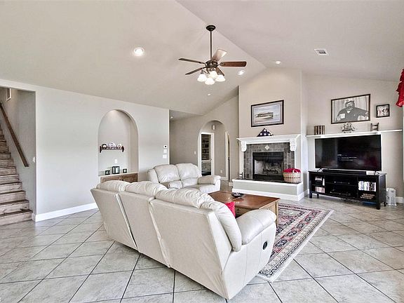 4th image of 410 Joy Dr