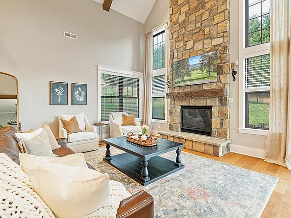 3rd image of 504 Simmons View Dr