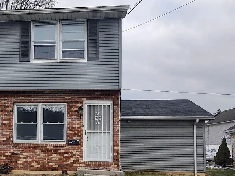 225 McKnight St — Photo 1