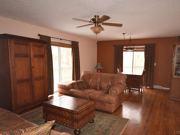 3rd image of 1033 Medina Ln