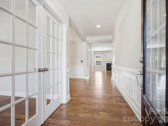 4th image of 2284 Barrowcliffe Dr NW