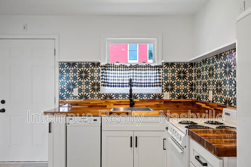 910 Shelby Ave — Photo 4