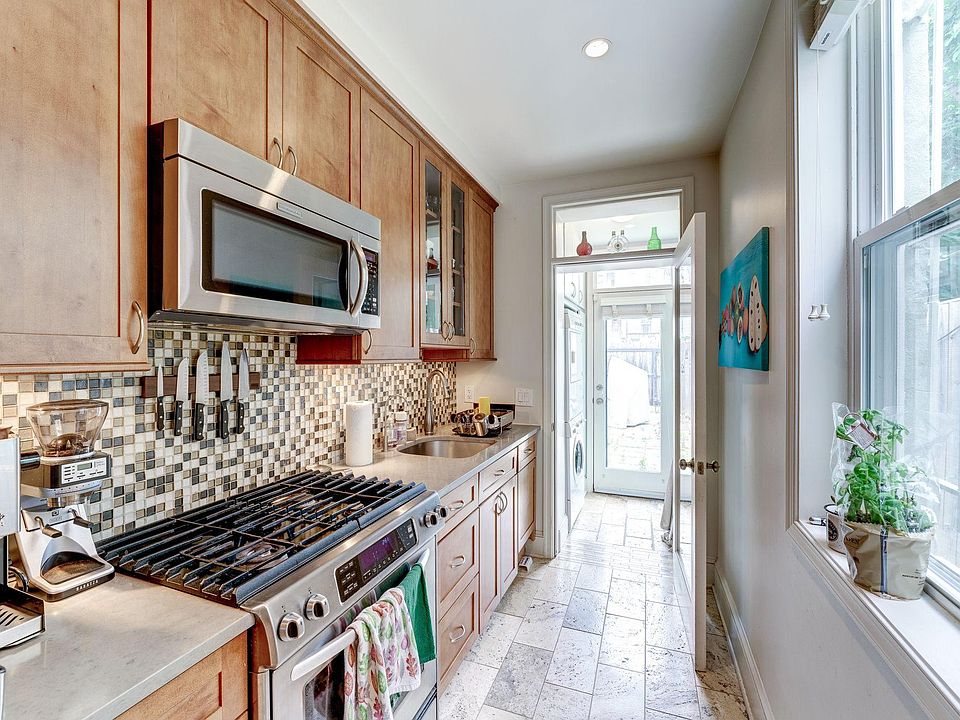 Gas cooking, microwave & tile backsplash!