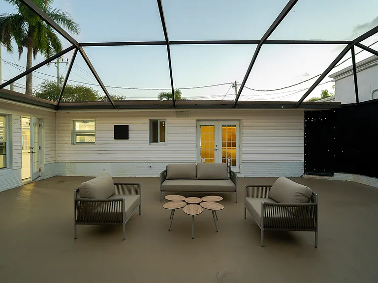 3199 NE 6th Dr — Photo 12